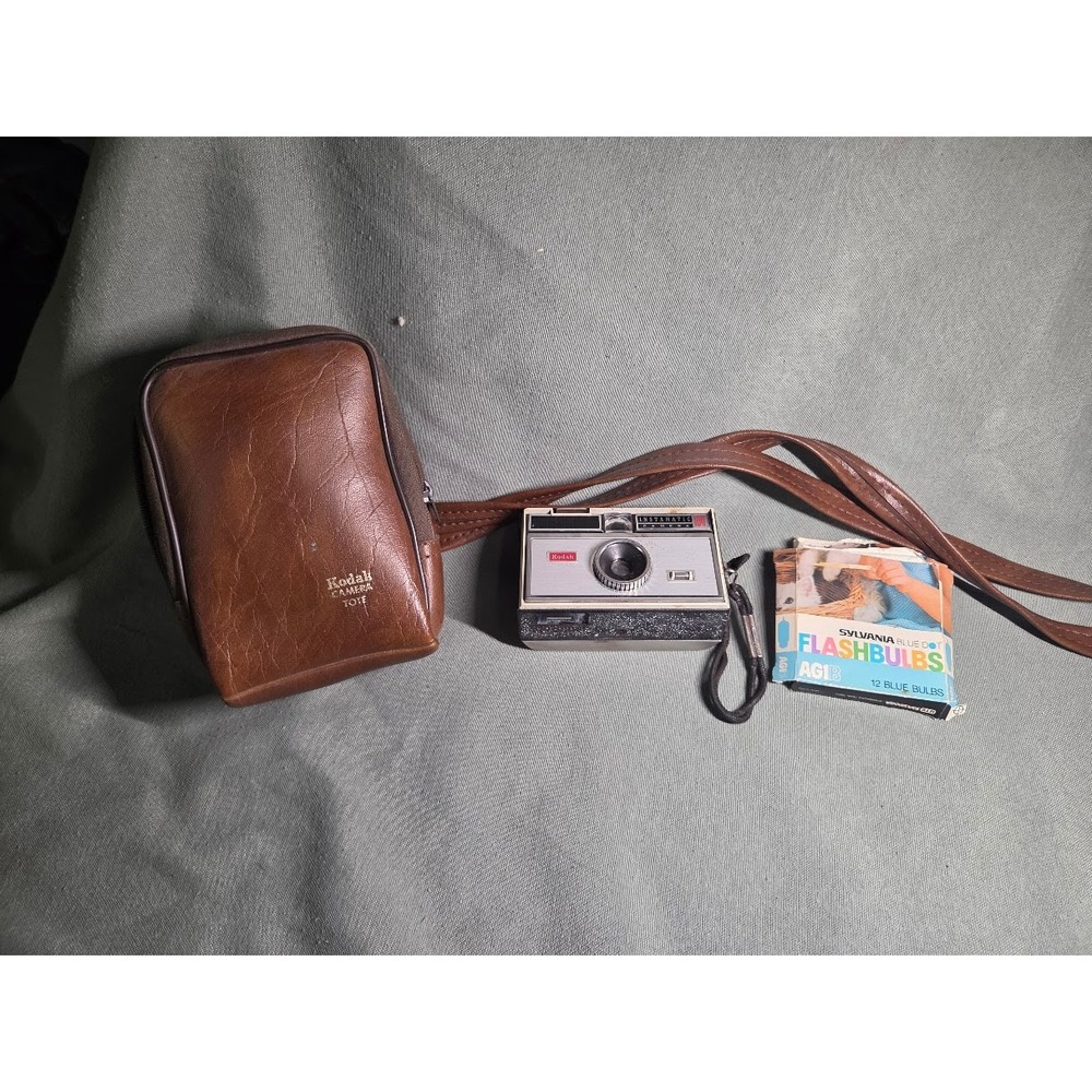Vintage Kodak Instamatic 100 Camera with Brown Leather Tote Case and Flashbulbs